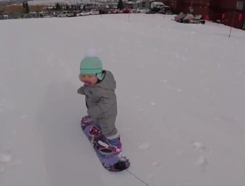 Μωράκι κάνει για πρώτη φορά snowboard και γίνεται αμέσως viral!